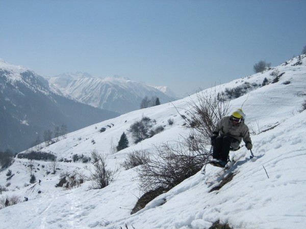 sur le bas... : Dérapage pas évident entre neige très molle et herbe (photo Juju)