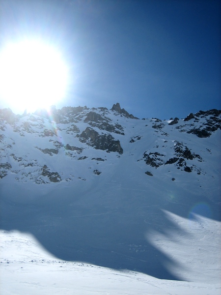 #6 Vue d Vue d'ensemble : le début de la face (colu) se trouve à gauche du bitard rocheux sommital (au milieu de la photo)