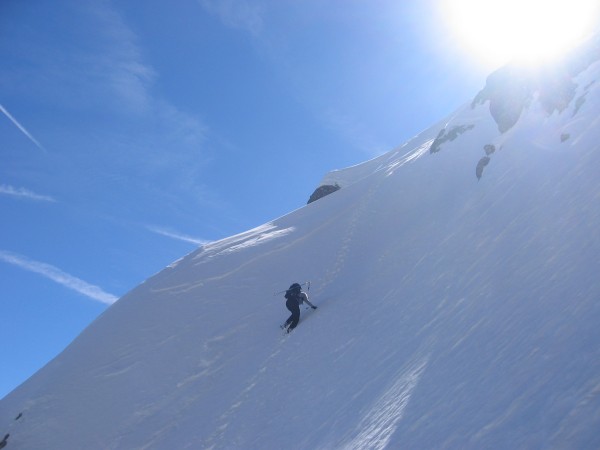 #3 Accès au couloir : Dernière difficulté: après le couloir de montée surchauffé, l Accès au couloir : Dernière difficulté: après le couloir de montée surchauffé, l'arête foireuse et les multiples chaussages / déchaussages...on bute sur un passage infran: obligés d'accéder au couloir par une désescalade bien raidasse qui clôt cette