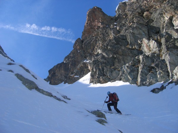 #5 Draye de Pétarel : Après quelques supers virages dans une bonne transfo,ça se gate: passage à l Draye de Pétarel : Après quelques supers virages dans une bonne transfo,ça se gate: passage à l'ombre, neige béton et pas bien engageante...Je ressors ma bonne vieille technique de dérapage, ça m'avait manqué!