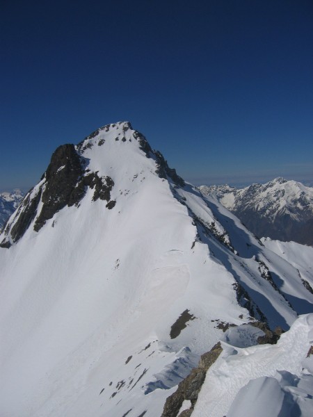 #4 Aiguille de Morges : Cf toponeige ecrins sud p233: la même, plus enneigée!!
A partir de là ça se corse:le petit passage d Aiguille de Morges : Cf toponeige ecrins sud p233: la même, plus enneigée!!
A partir de là ça se corse:le petit passage d'arête, enneigé, va nous donner quelques sueurs froides!