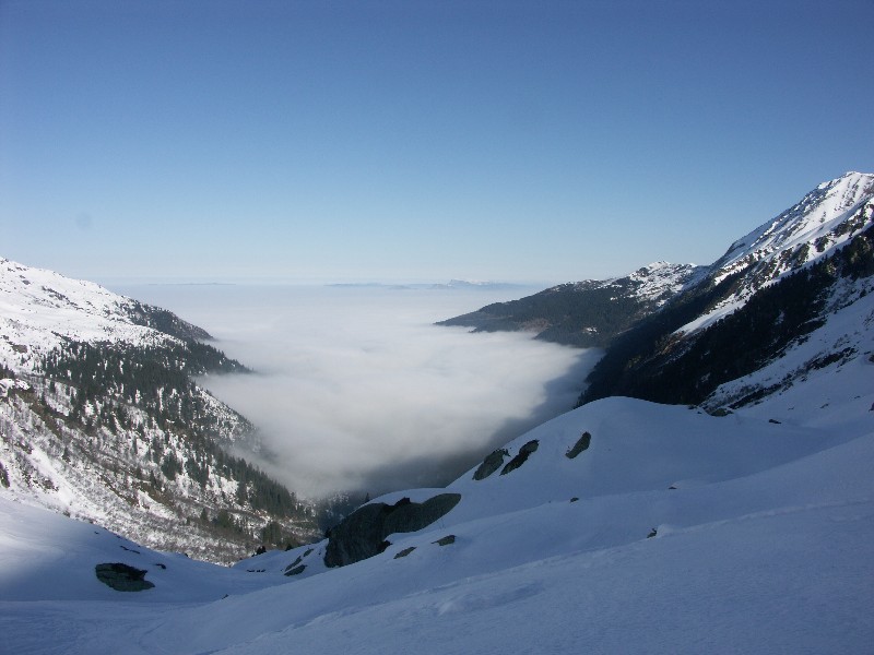 Grand Charnier : Pendant la montée, mer de nuages sur Chambéry et la plaine.