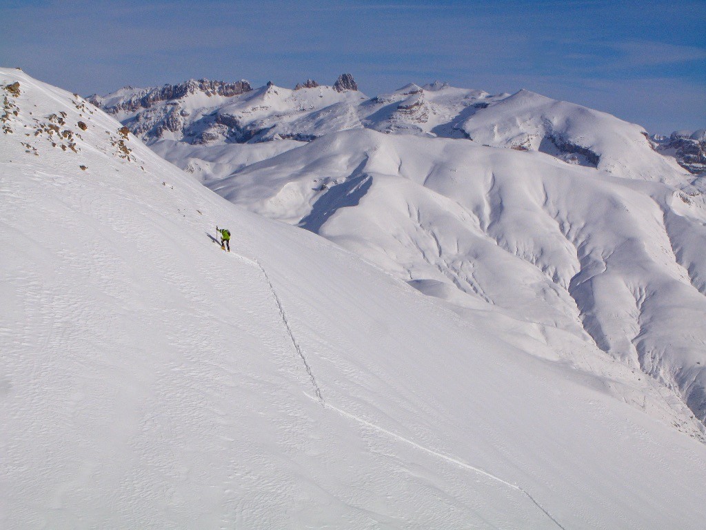 #3 Un skieur se fait la petite butte au milieu du vallon. Un skieur se fait la petite butte au milieu du vallon.
