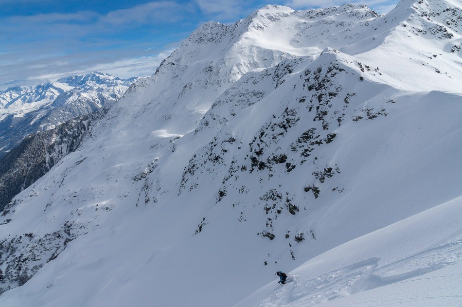 Belles pentes de la face N de Pointe Sain-Jean. 20 cm sur fond dur, ski 5*