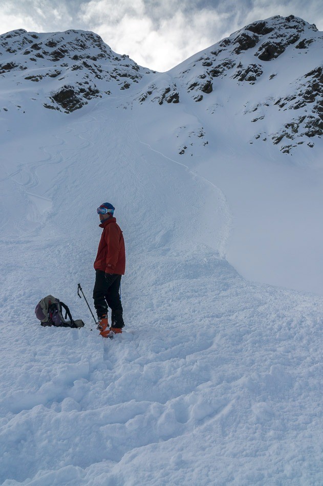 Au pied du couloir. En réalité on ne voit pas le départ de la plaque, situé 100m environ au dessus du petit verrou