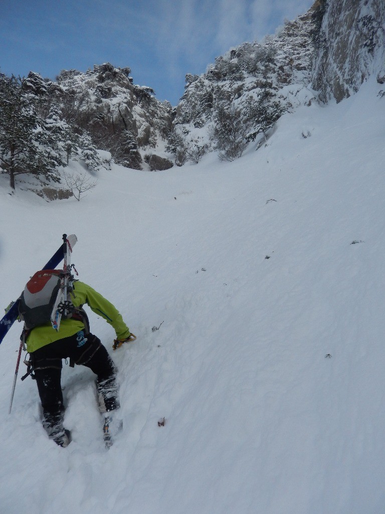 Lemich creuse une tranchée sous le deuxième ressaut. On passera dans la faille de droite