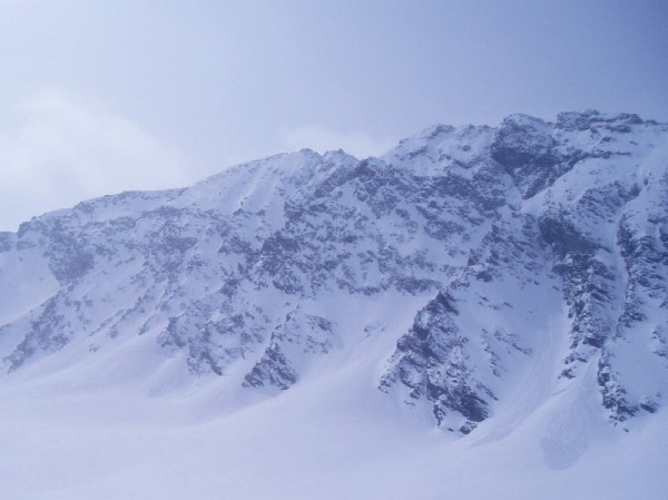 La face est vue du glacier : Une face complexe vue de loin