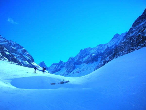 Col de Burlan : Au pied du couloir, avec lumière bleue..