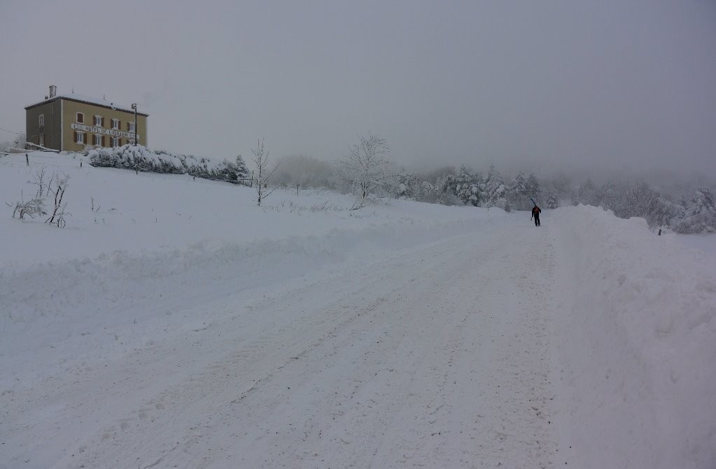 #18 Retour par la route pour rejoindre le col du Gratteau: bel enneigement! Retour par la route pour rejoindre le col du Gratteau: bel enneigement!