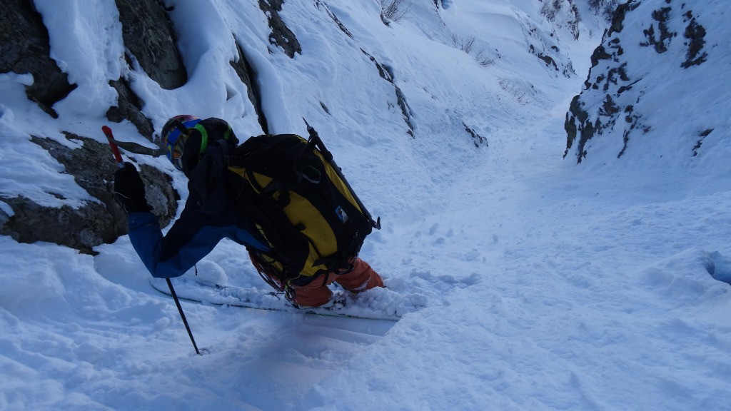 #6 on tate la pente, l on tate la pente, l'etroiture en bas fait la largeur des skis...