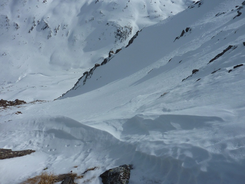 Grosses accumulations dans les couloirs NE