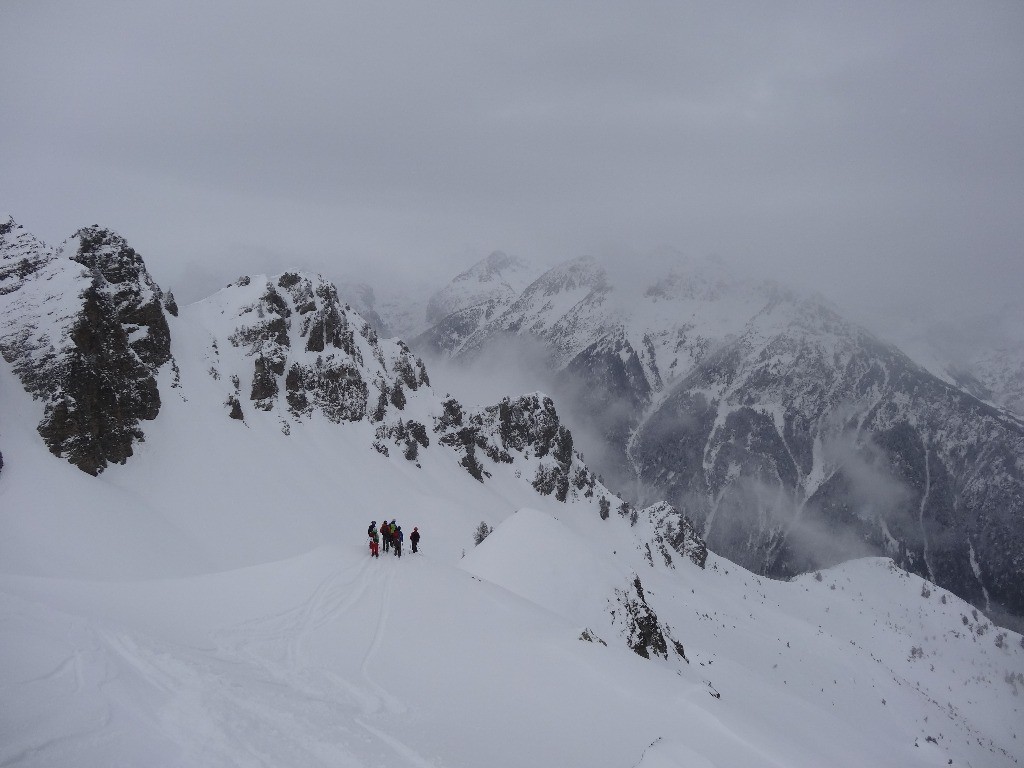 #9 Le groupe, dans l Le groupe, dans l'expectative devant ce jour blanc menaçant.