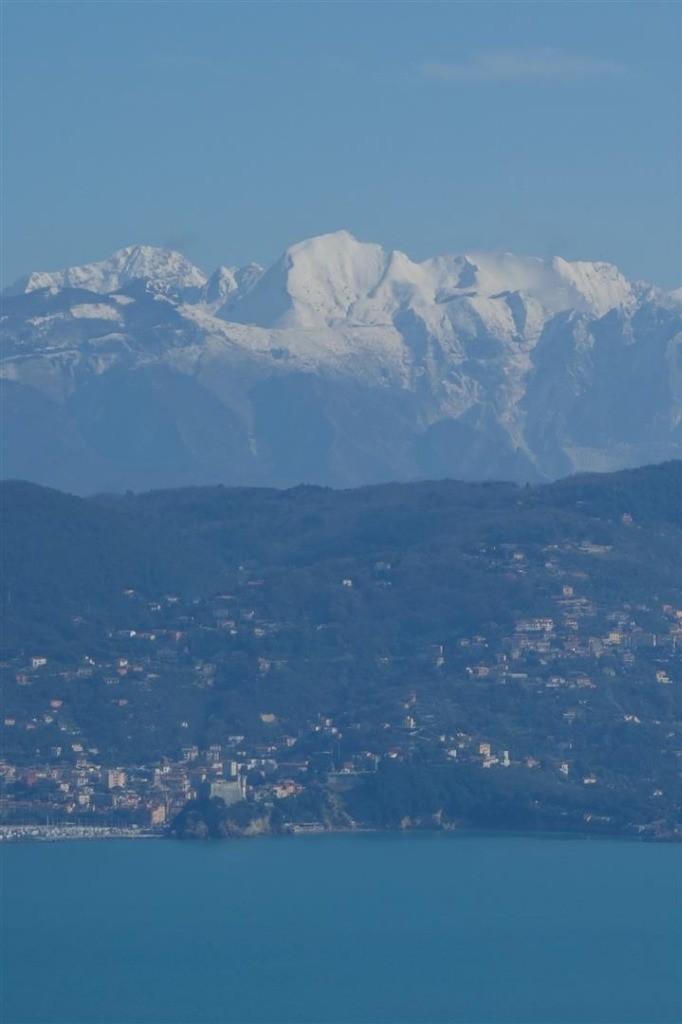 les Alpes Apuanes et le monte Sagro vus depuis les Cinque Terre au-dessus de La Spezia