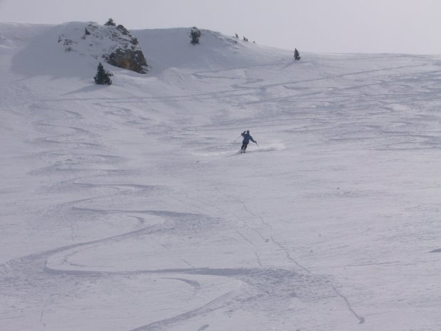 #7 Face NW : Denis se fait plaisir... La pente (max 35°) ne ressort pas bien sur la photo Face NW : Denis se fait plaisir... La pente (max 35°) ne ressort pas bien sur la photo