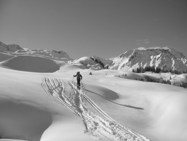 Plan de la Mouille : Mon père, les Enclaves et la Montagne d'Outray à droite.