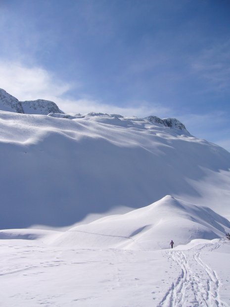 Face NW et sommet : Peu après nous voyons un petit groupe descendre dans la face : allez on y monte!