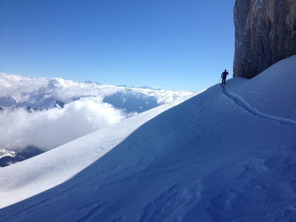 #4 Sous le fauteuil Sous le fauteuil