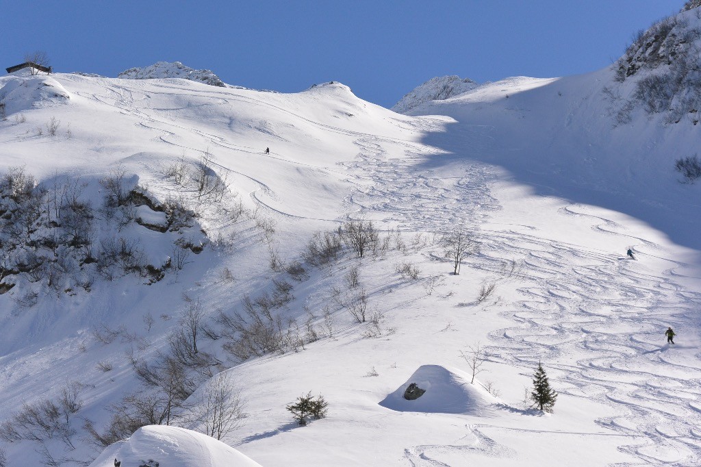 Sous le refuge : ici pas mal de traces déjà.