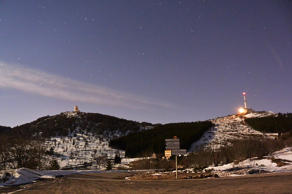 De nuit: Crêt de l'oeillon et de Botte vus du col du Gratteau