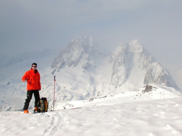 Le ciel s'éclaircie : La météo évolue favorablement; derrière Bruno les aiguilles Rouges