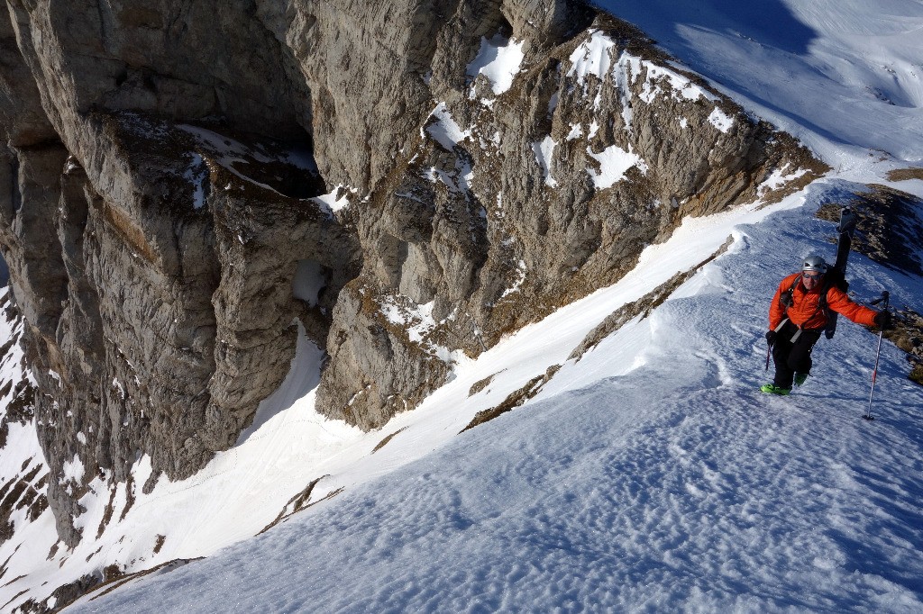 #6 Sur la crête menant au sommet, vue sur le couloir de descente... Sur la crête menant au sommet, vue sur le couloir de descente...