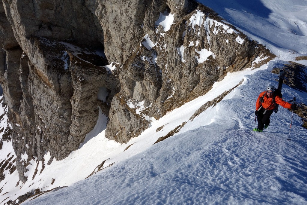 Sur la crête menant au sommet, vue sur le couloir de descente...