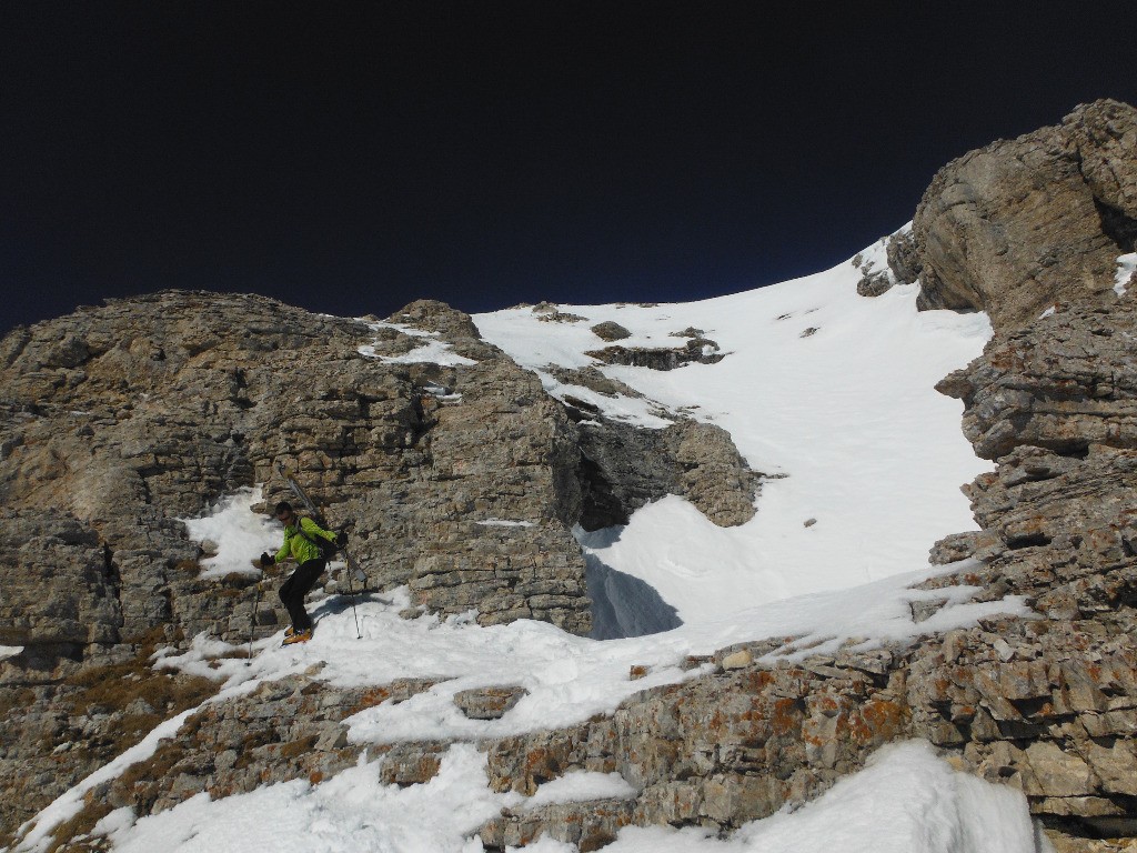 Sentier de descente vers la face Sud:pas de rappel à prévoir.