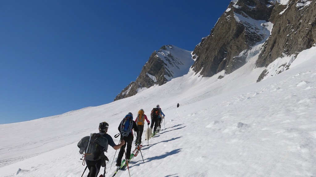 dans la face E devant le couloir des contrebandiers