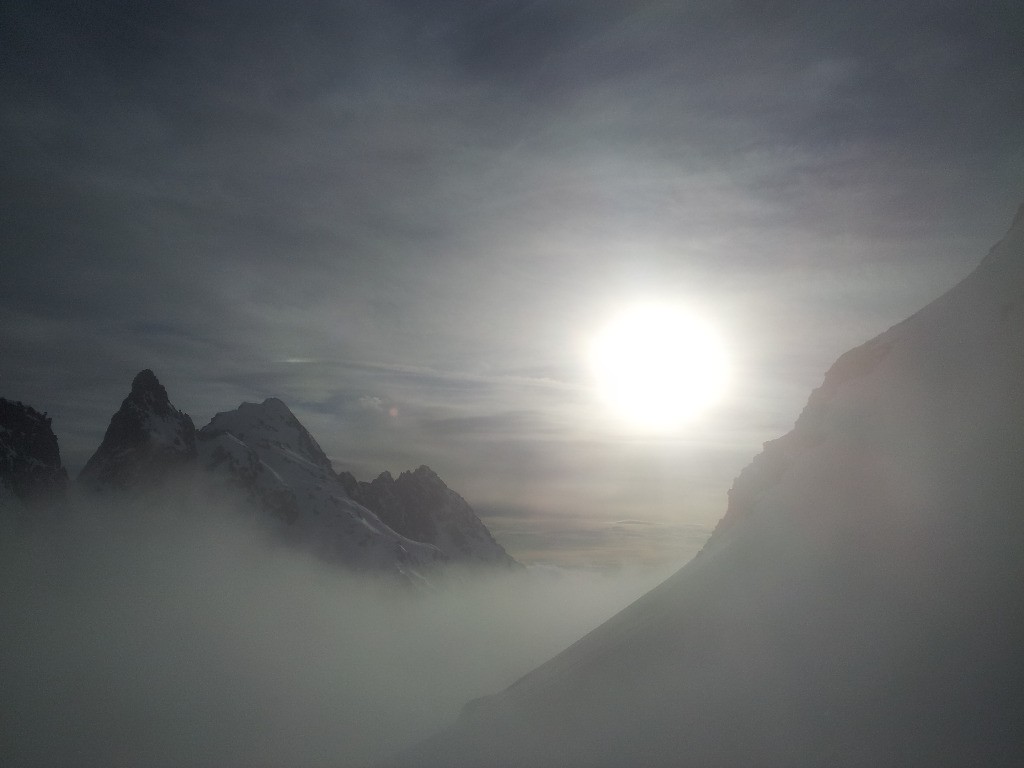 nappes de brouillard, soleil et montagnes