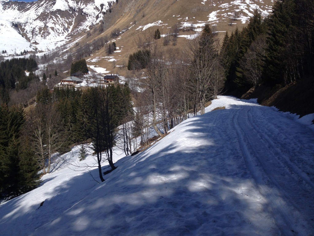 Route du col de l'Encrenaz, seule qui a de la neige pour remonter vers Ratti