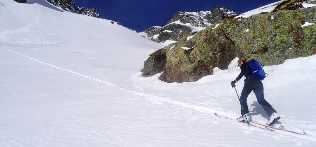 Ciel bleu et rochers ensoleillés