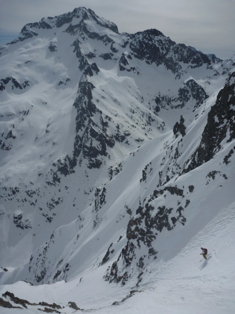 Grand ski grande pentes sur fond de Gelas