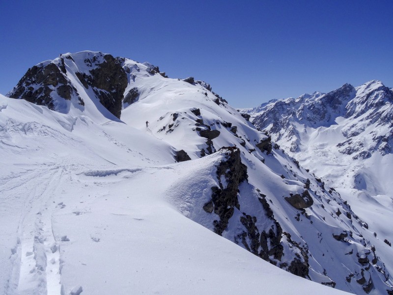 sur l'arête avant le sommet