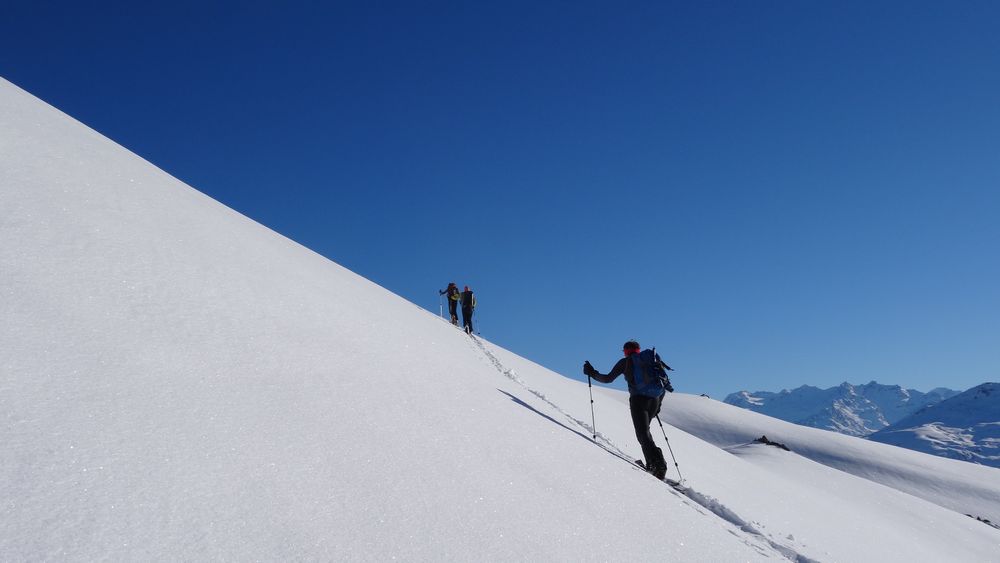 Montée à la Pointe des Ratissières, tempête de bleu !