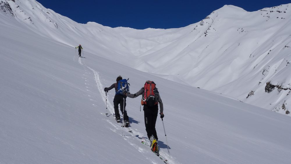 Mont Pellard tout au fond du vallon, c'est reparti pour 700m de trace !