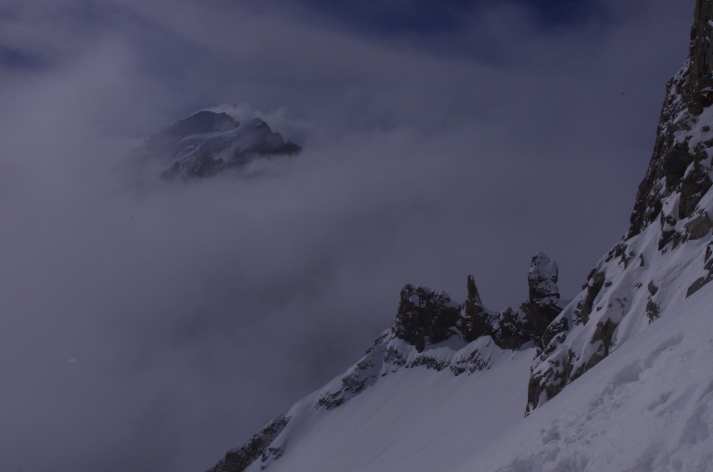 La Barre émerge de ses nuages, en montant à la Casse Déserte