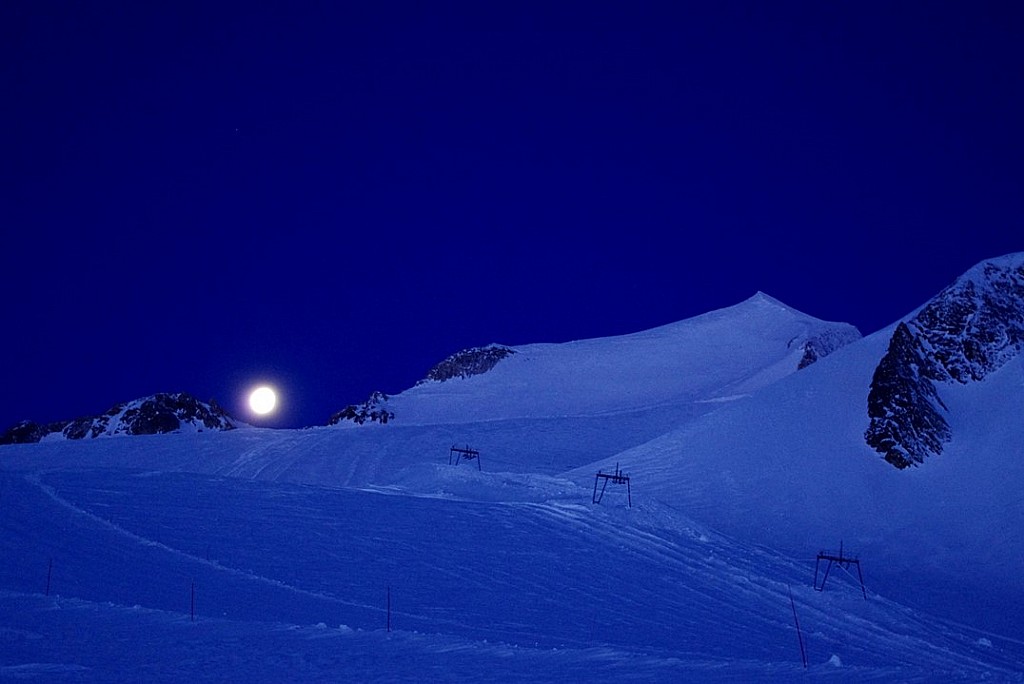 Coucher de lune sur l'arête SE de la Grande Motte... Je suis presque seul sur le glacier, c'est pour cela qu'il fait très froid?