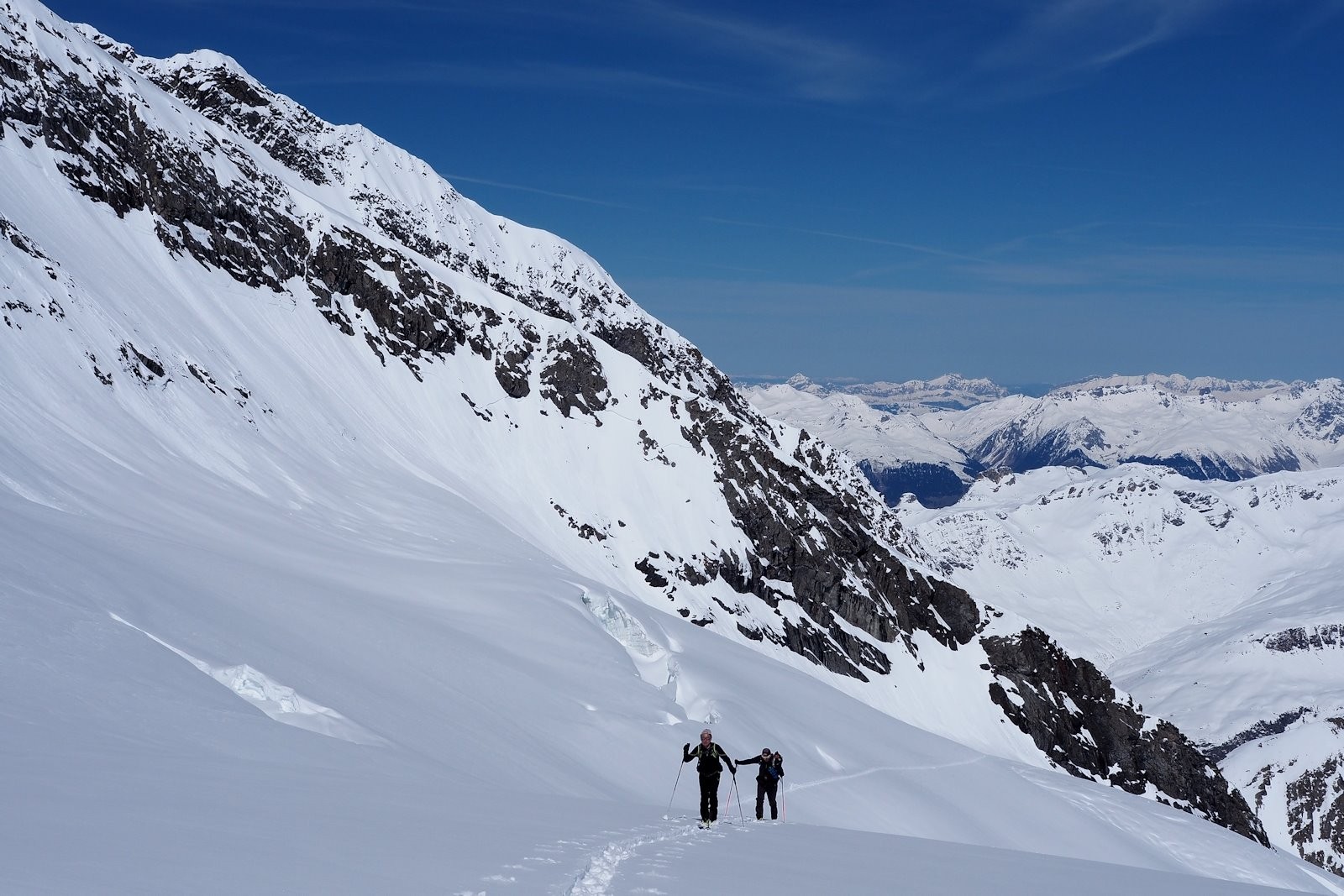 Bien bouché, mais quelques crevasses sont visibles.