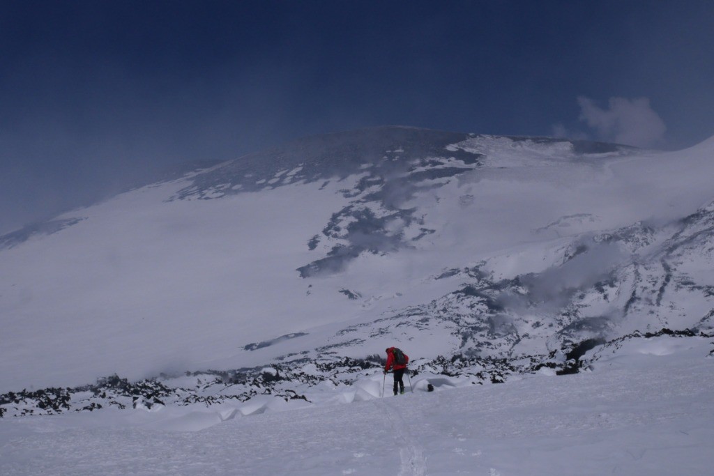 Patch recherche un passage dans un terrain de lave récente et complexe, un peu comme un glacier crevassé 