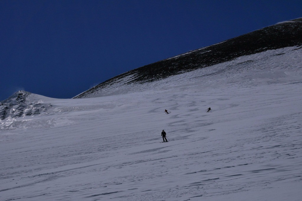 Descente dans les lignes de neige froide tassée récente