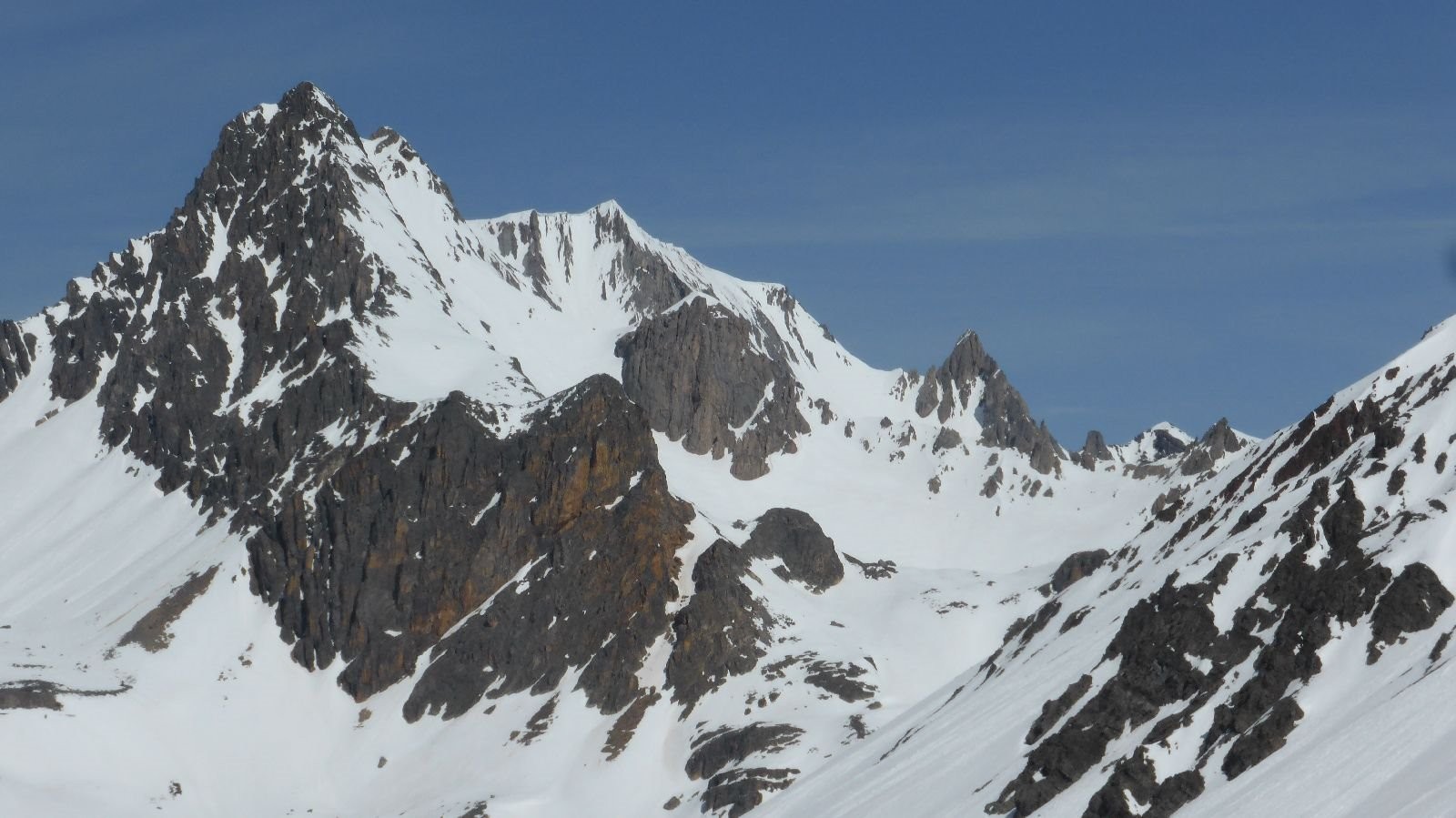 #63 Le Pic de La Moulinière, son couloir sud et le Col des Béraudes
Le Pic de La Moulinière, son couloir sud et le Col des Béraudes