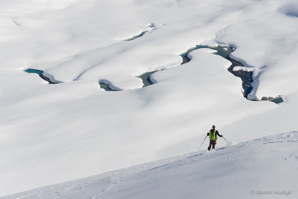 Descente sur fond d'arabesque de l'Obribachlilicken
