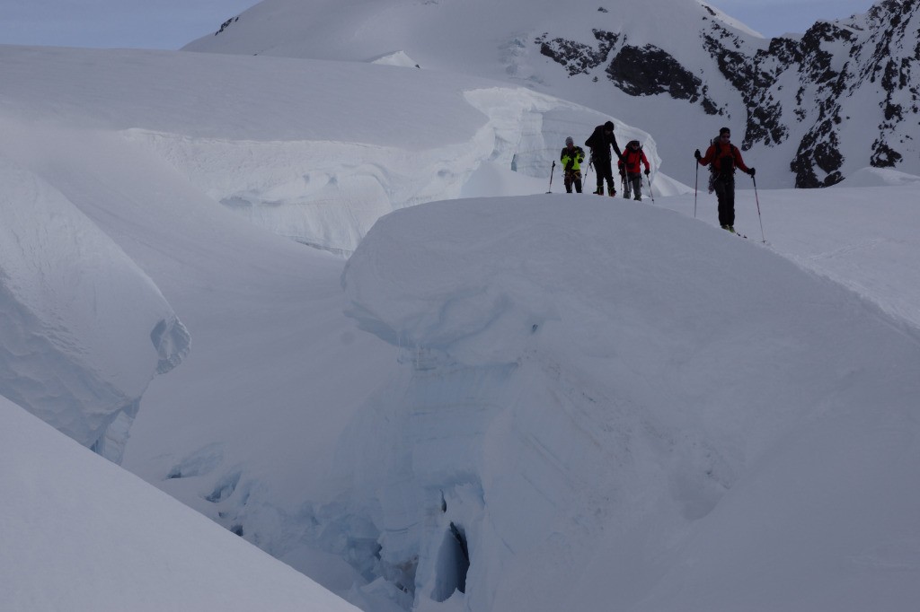 Crevasses en montant à l'abeni flue