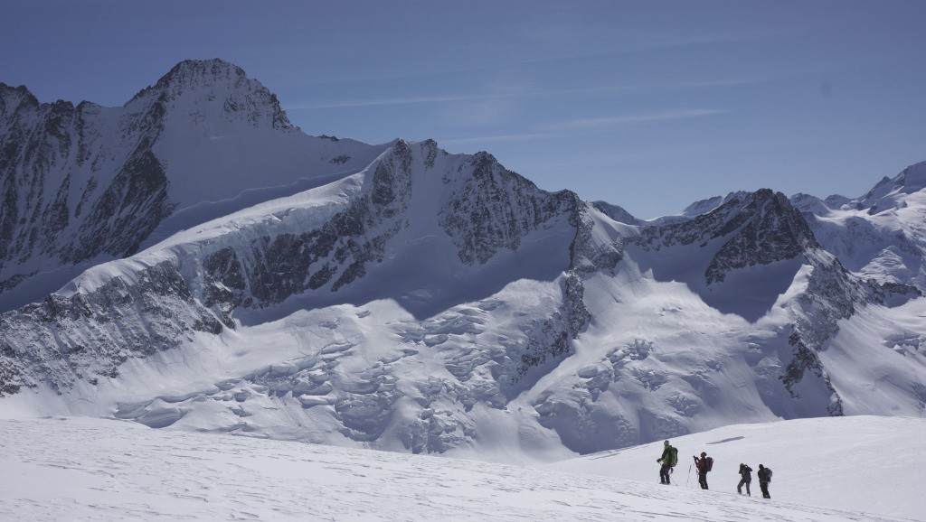 Descente du Rosenegg sur fond de Schreckhorn.