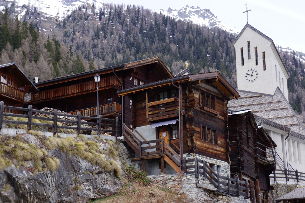 Blatten, ses chalets, son église
