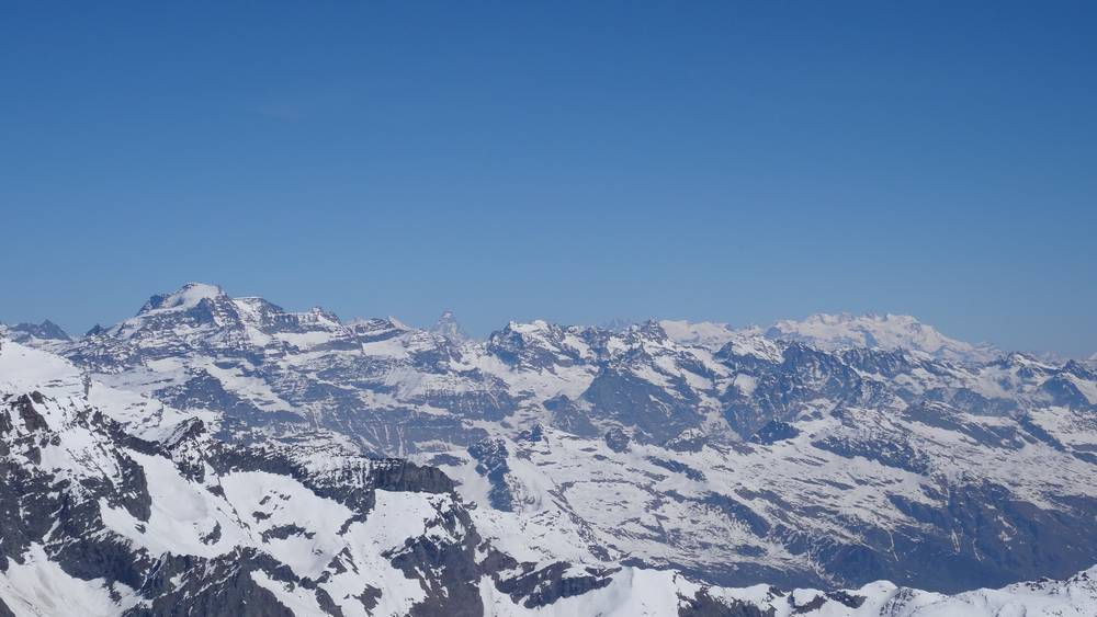 Grand Paradis, Cervin, Mont Rose... La Suisse et l'Italie à portée de main.