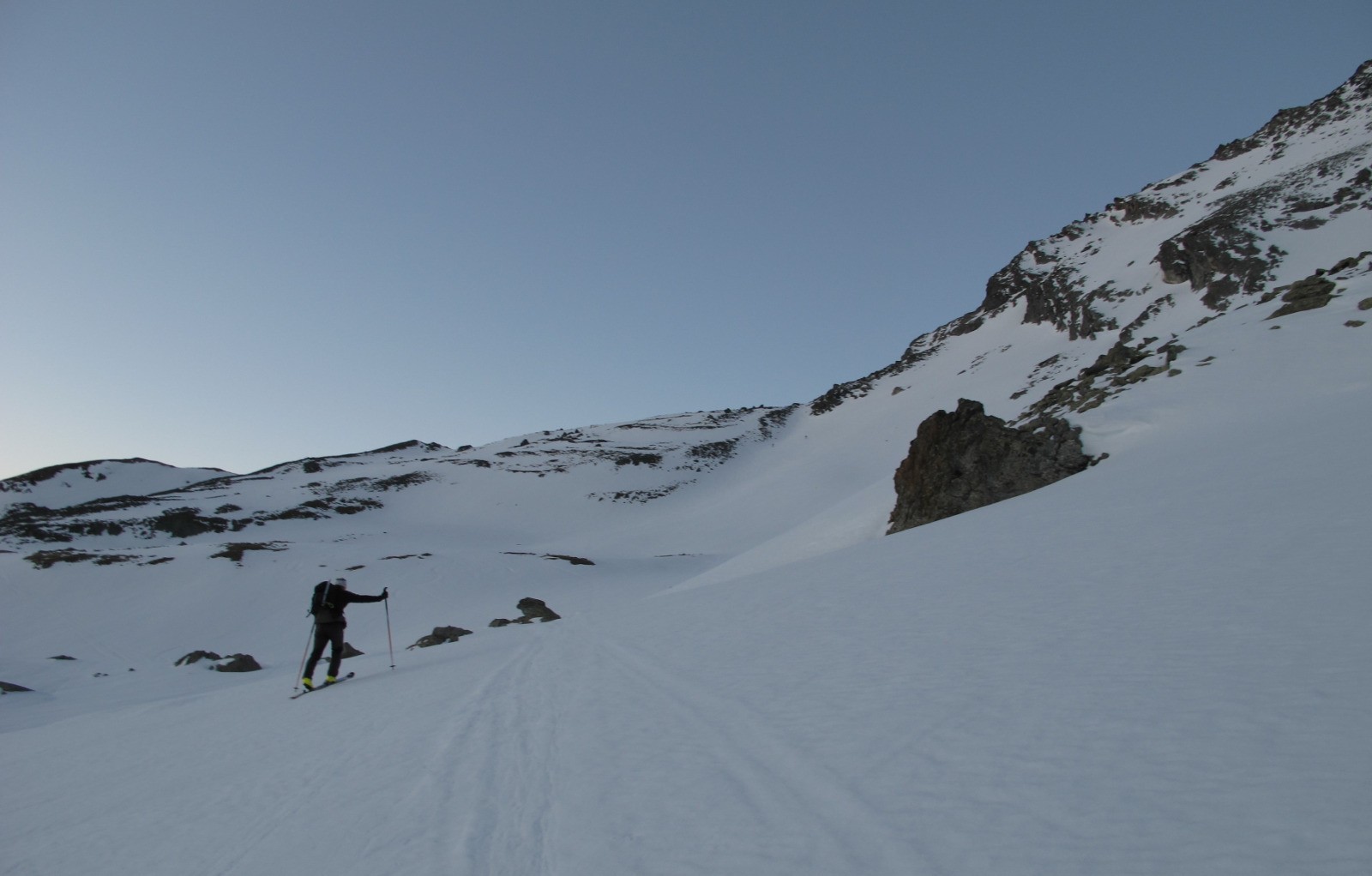 Dôme de la Sache - Accès au glacier par la gauche. Le couloir est à droite.