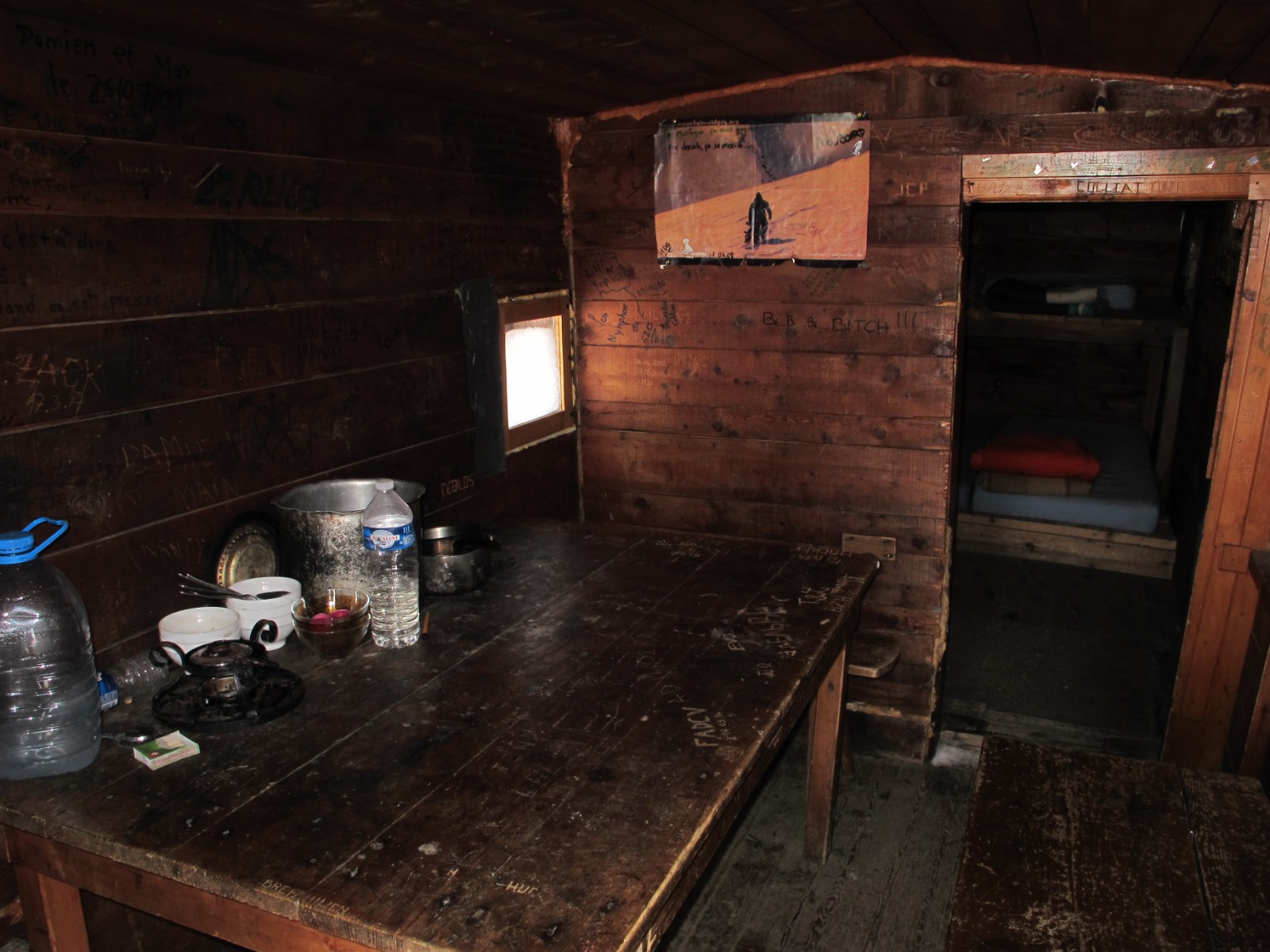 Cabane du Grand Col, 2 matelas corrects   1 moyen et couvertures.