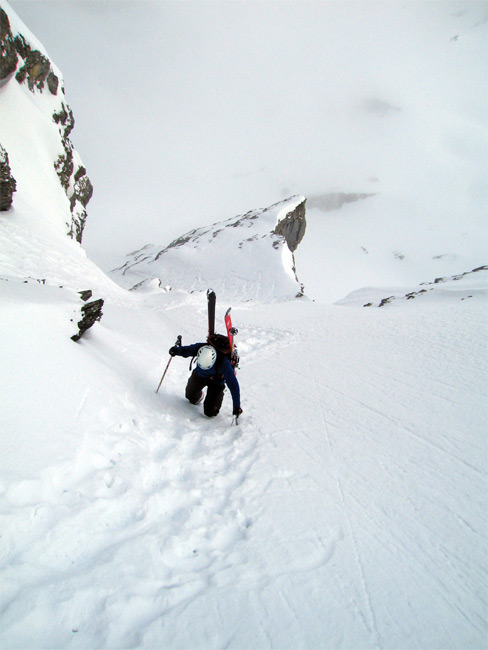 #1 Couloir de la Combaz : Pïerre dans le Couloir, et quelque part dans le brouillard Philippe sur le retour qui trace vers la Combe à Marion ;o) Couloir de la Combaz : Pïerre dans le Couloir, et quelque part dans le brouillard Philippe sur le retour qui trace vers la Combe à Marion ;o)