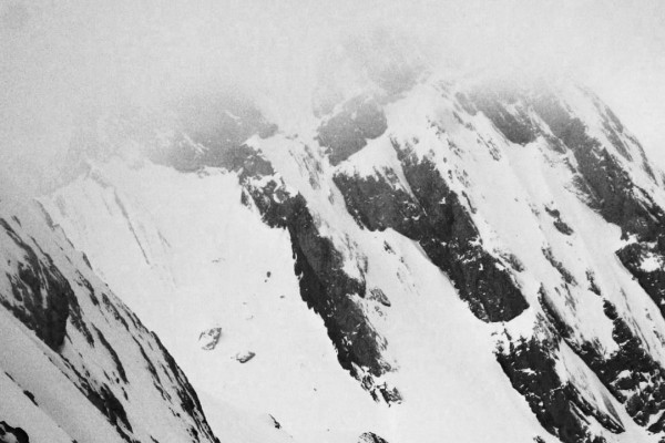 #5 le couloir : photo en noir blanc du couloir prise lors d le couloir : photo en noir blanc du couloir prise lors d'une rare trouée : le couloir combaz se trouve au centre de la photo